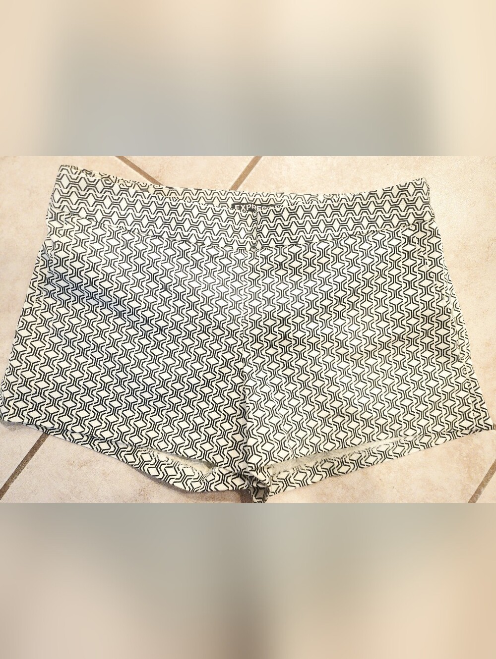 Womens Express White and Black Geometric Shorts Size 4 Side Zip Flat Front